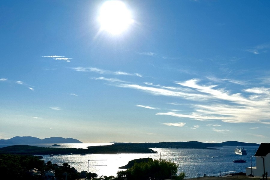 Vista panoramica su Hvar e sul mare