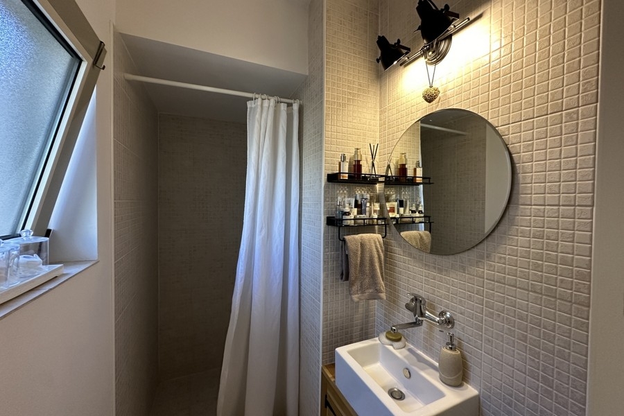 Bagno con lavabo e specchio