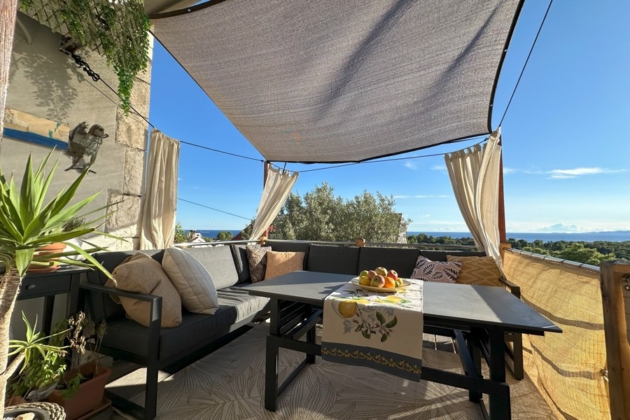Terrazza con lounge e vista mare