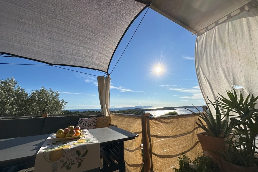 Terrazza con vista mare e vela ombreggiante