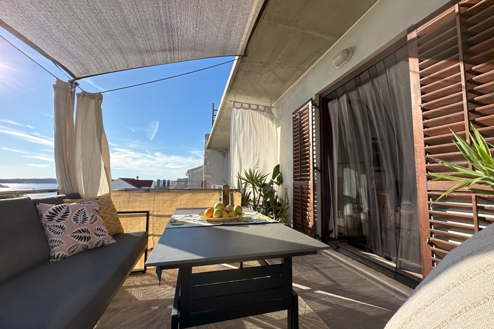 Terrazza coperta con zona salotto e vista