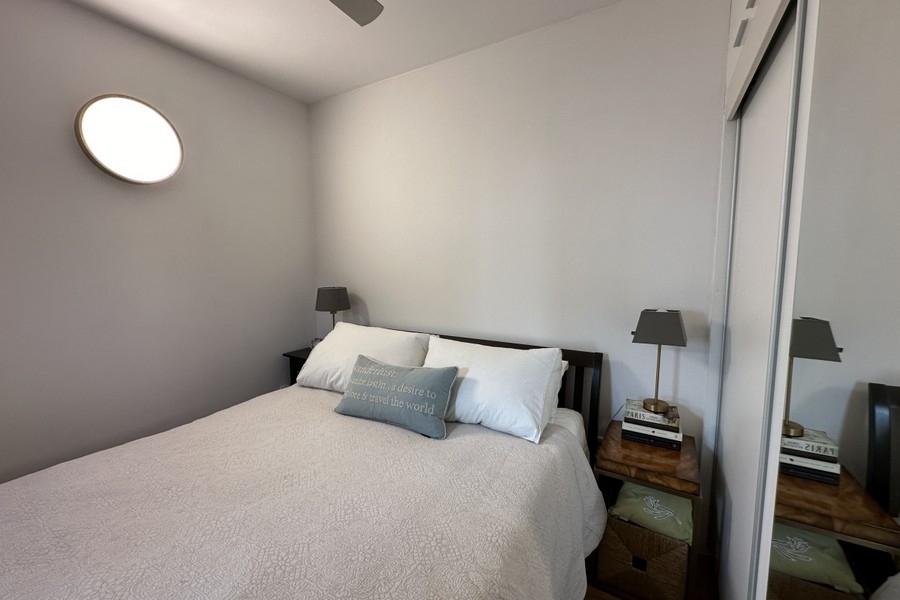 Camera da letto con letto matrimoniale e armadio a muro