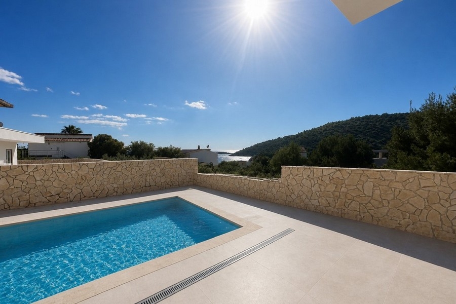 Piscina e terrazza con vista mare in Croazia