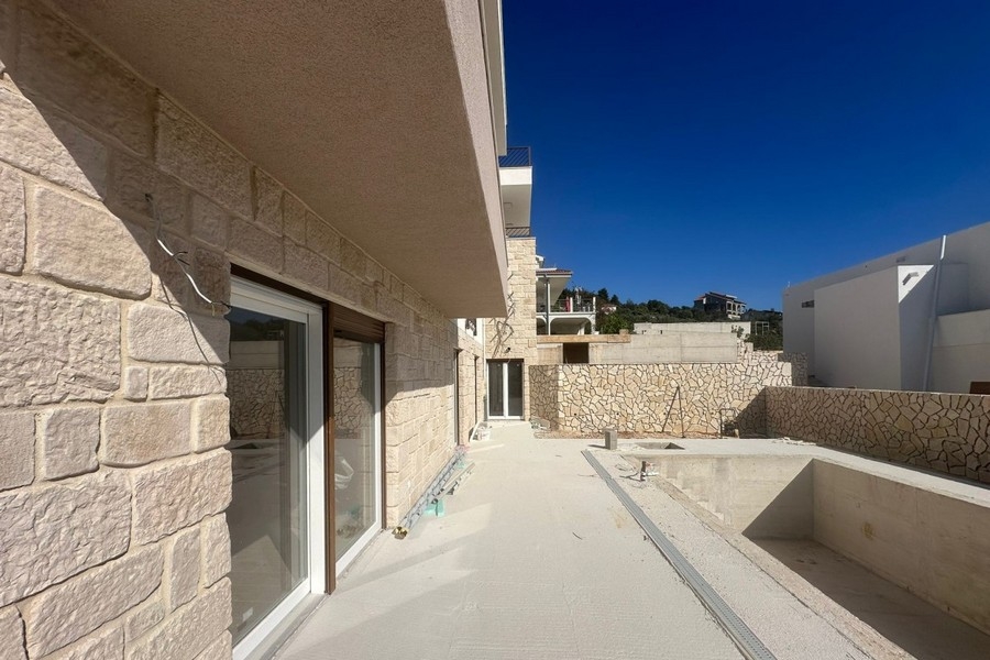 Terrazza con facciata in pietra naturale e zona piscina