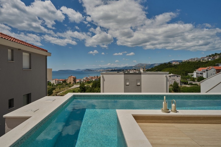 Piscina privata con vista mare e solarium