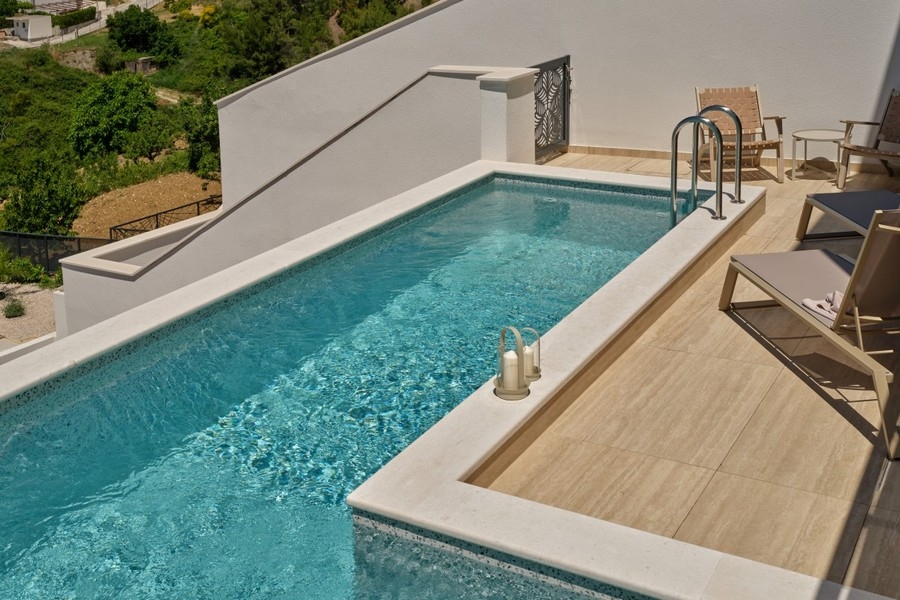 Zona piscina con lettini e terrazza