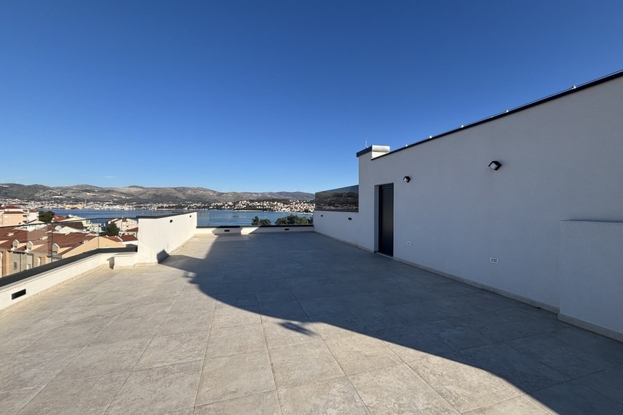 Grande terrazza sul tetto con vista mare