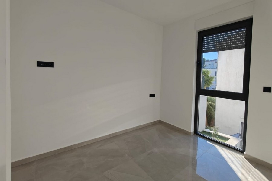 Stanza con finestra ad angolo e vista sul verde