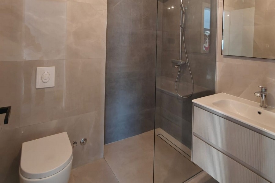 Bagno moderno con doccia