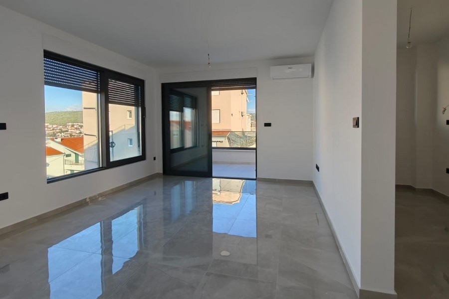 Zona giorno luminosa con accesso alla terrazza