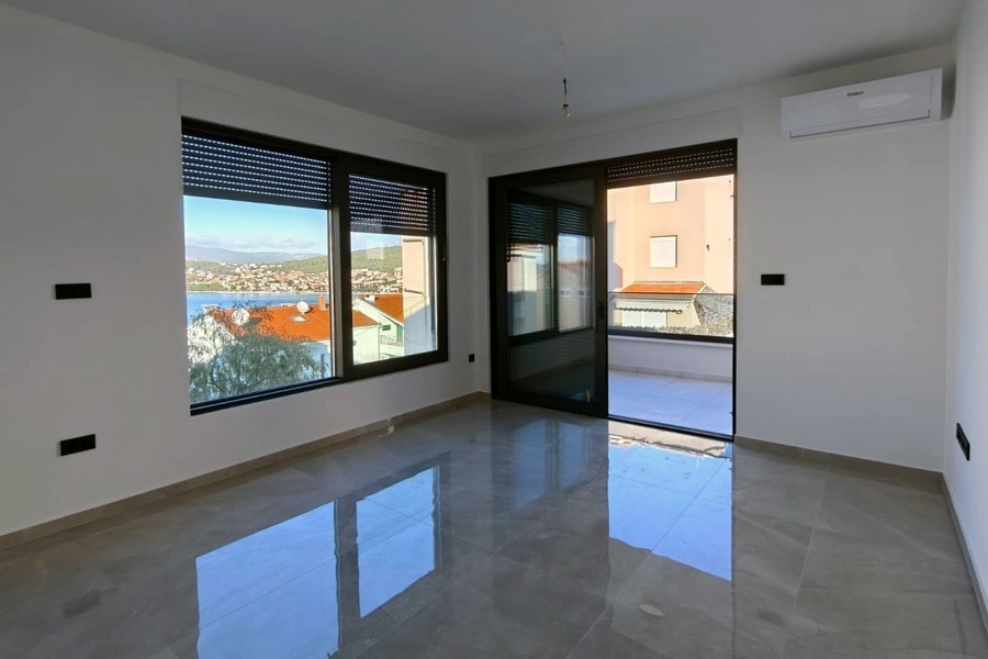 Soggiorno con grandi finestre e vista mare
