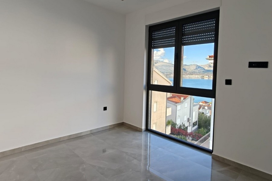Stanza con finestra ad angolo e vista