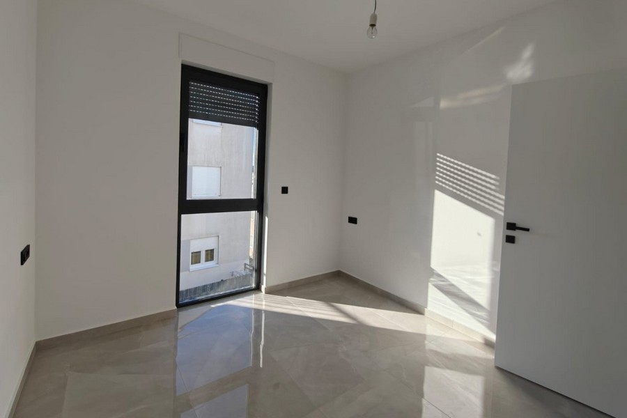 Stanza con finestra e molta luce naturale