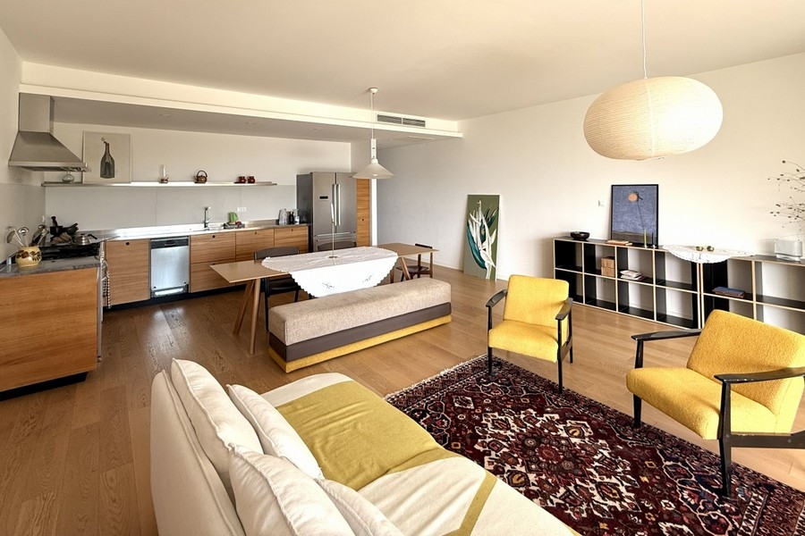 Cucina a vista con zona giorno adiacente