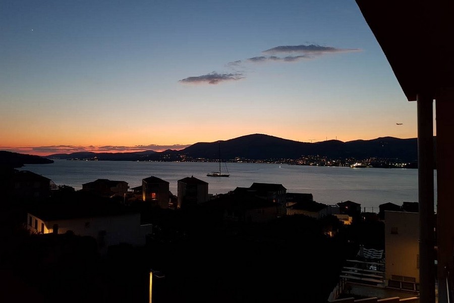Vista mare su Trogir al tramonto