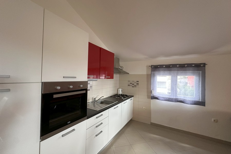 Cucina moderna con forno