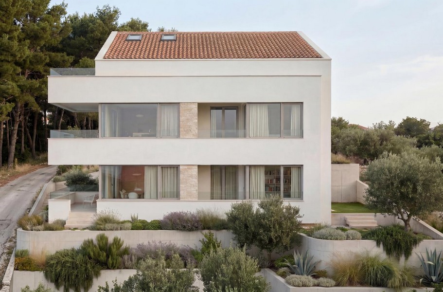 Edificio nuovo con facciata in pietra e area esterna curata