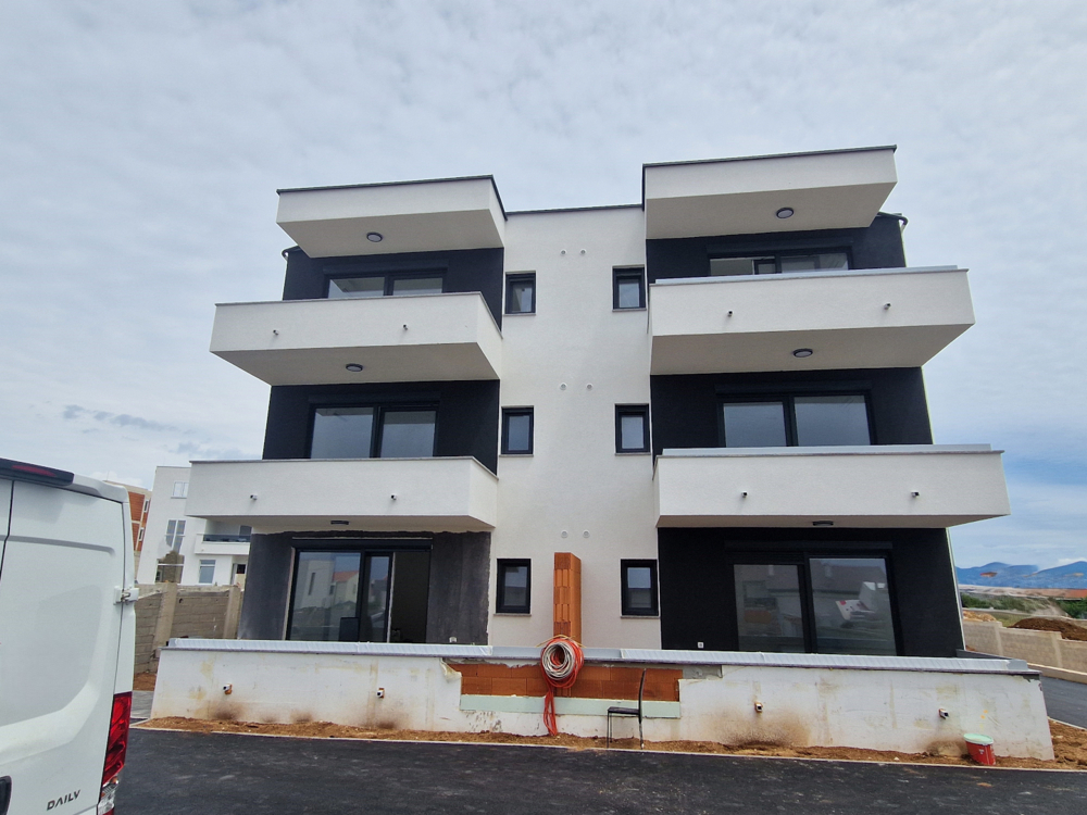 Vista frontale del condominio a Novalja