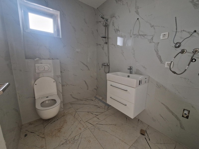 Bagno con doccia e finestra