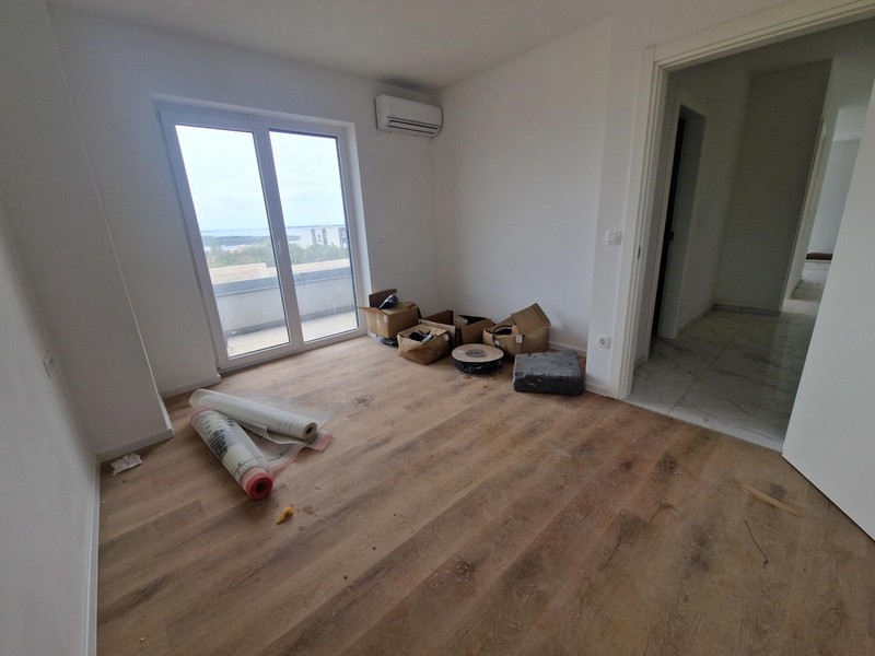 Camera da letto con parquet nell'appartamento di nuova costruzione