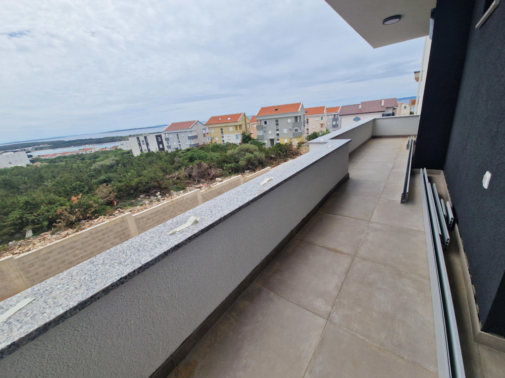 Terrazza con vista mare di un appartamento di nuova costruzione a Novalja