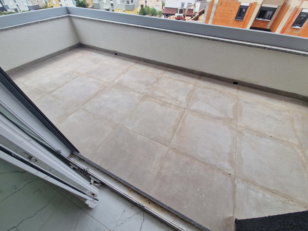 Grande terrazza coperta dell'appartamento