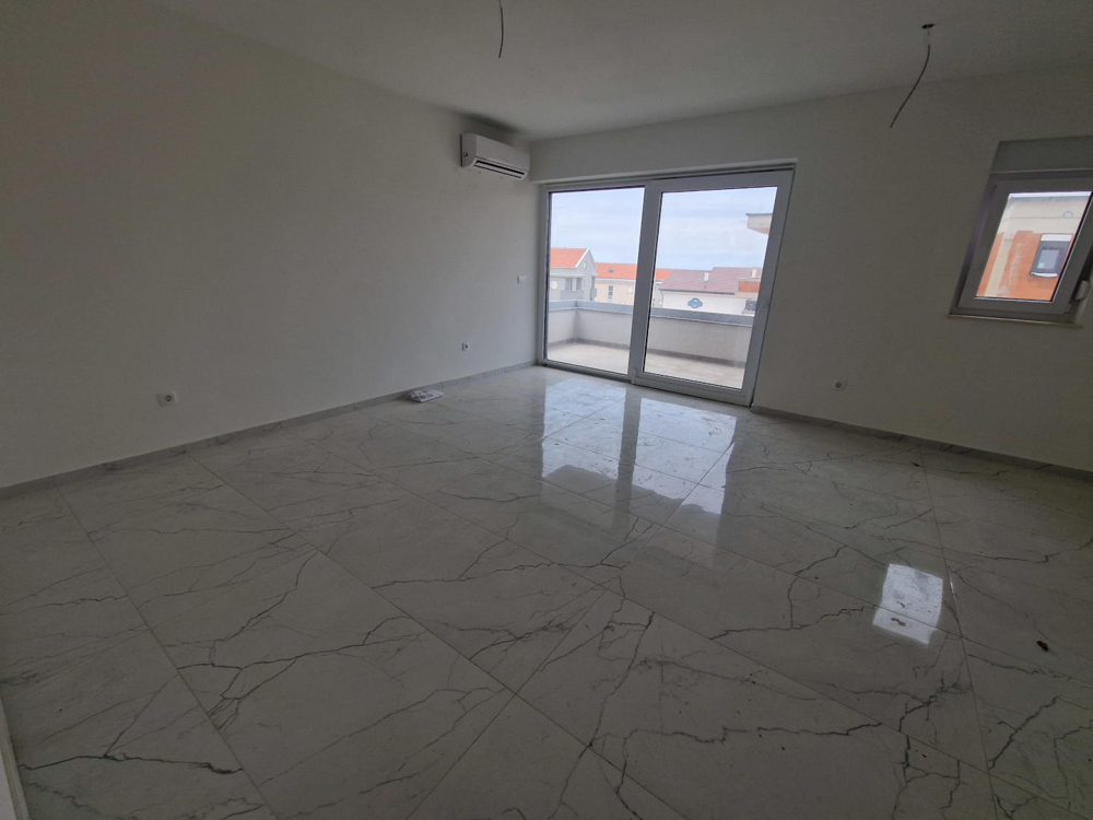 Zona giorno luminosa con accesso alla terrazza