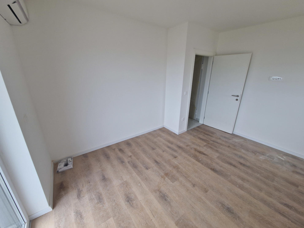 Seconda camera da letto dell'appartamento di nuova costruzione