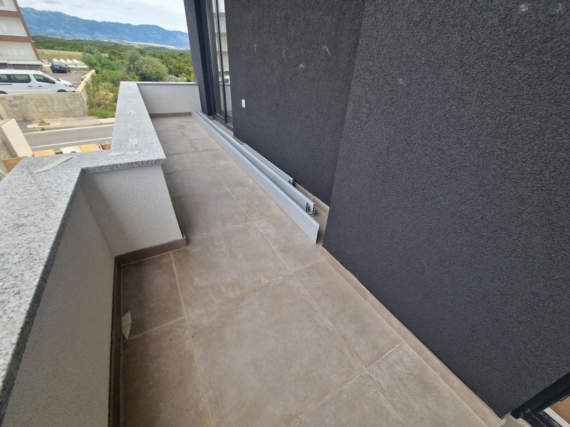 Balcone dell'appartamento di nuova costruzione con vista su Novalja