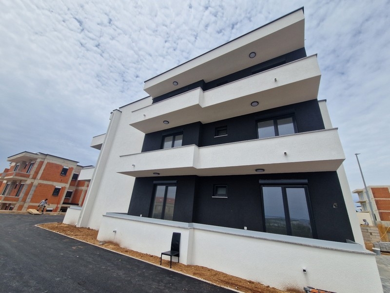 Palazzo di nuova costruzione con balconi a Novalja sull'isola di Pag