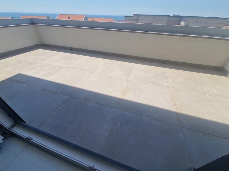 Vista esterna del complesso residenziale di nuova costruzione a Novalja