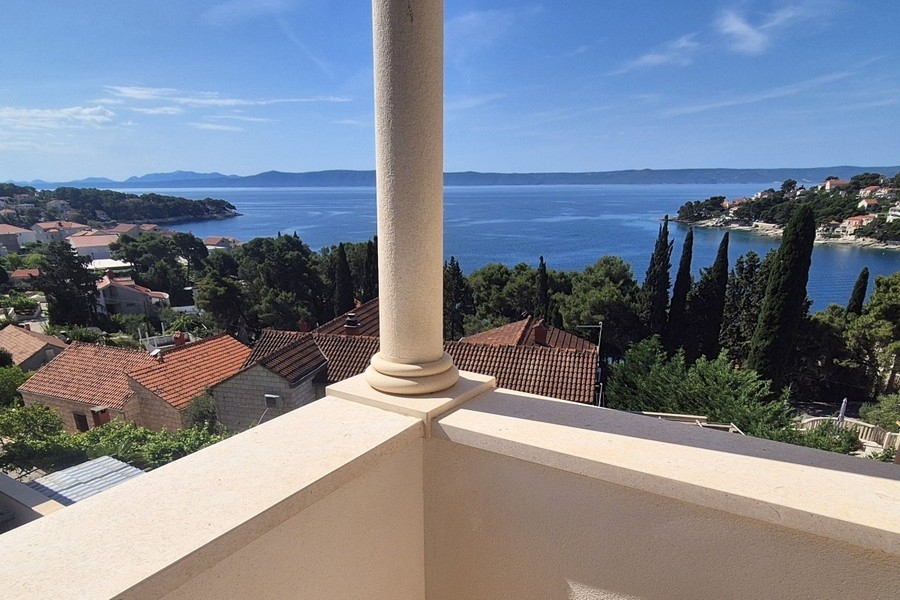 Appartamento con vista mare sull'isola di Brac in Croazia