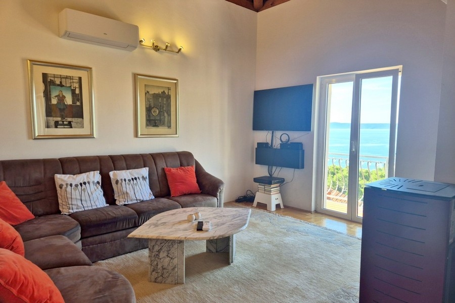Soggiorno con accesso al balcone e vista mare