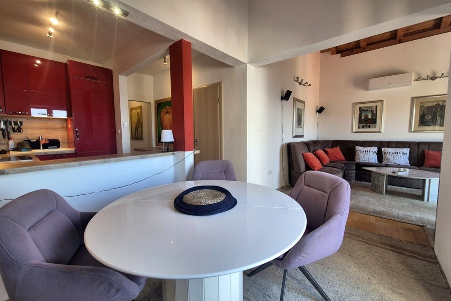 Cucina a vista con zona giorno adiacente