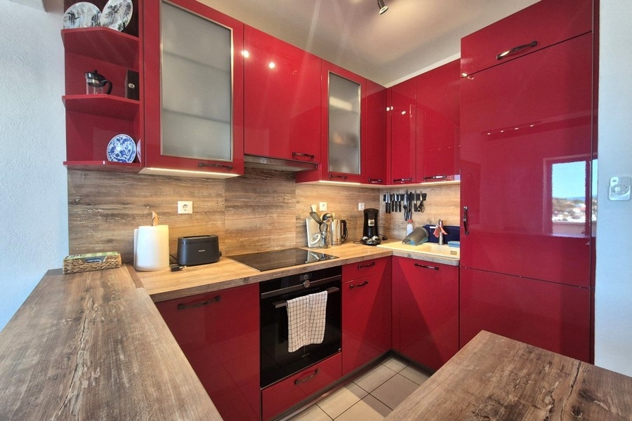 Cucina moderna con elettrodomestici da incasso