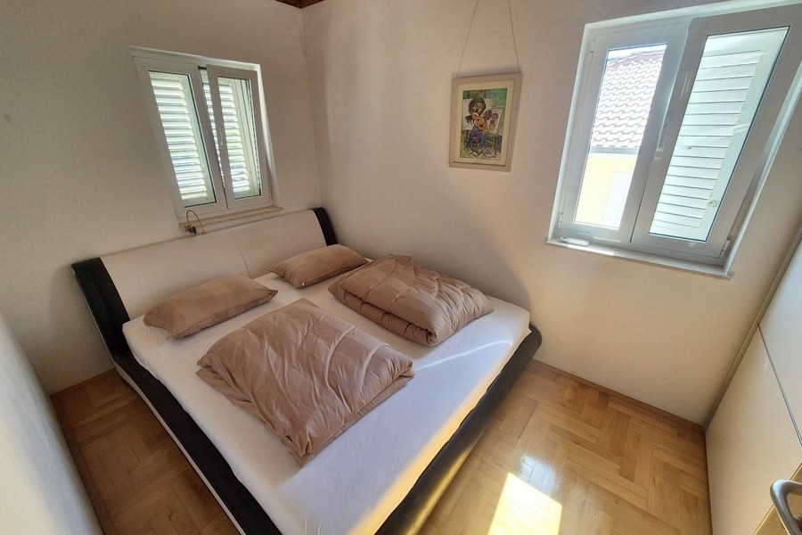 Camera da letto luminosa con letto matrimoniale