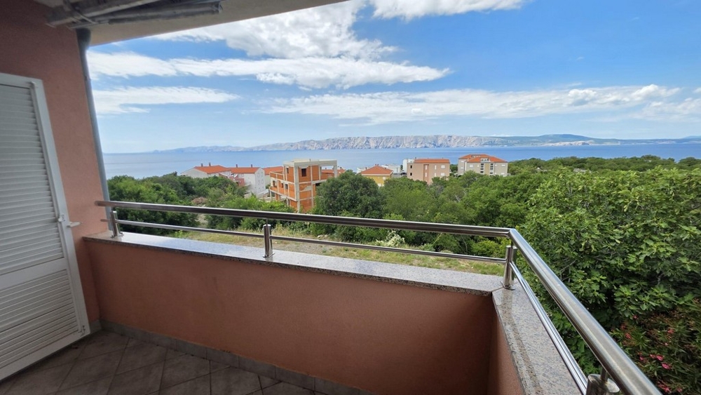 Vista dal balcone sul verde e sul mare