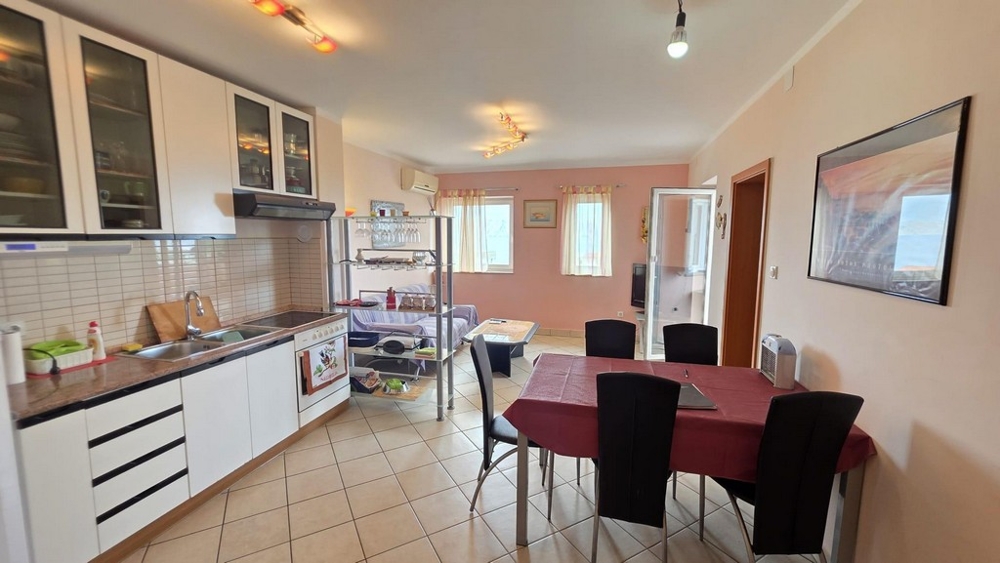 Zona giorno aperta con cucina e tavolo
