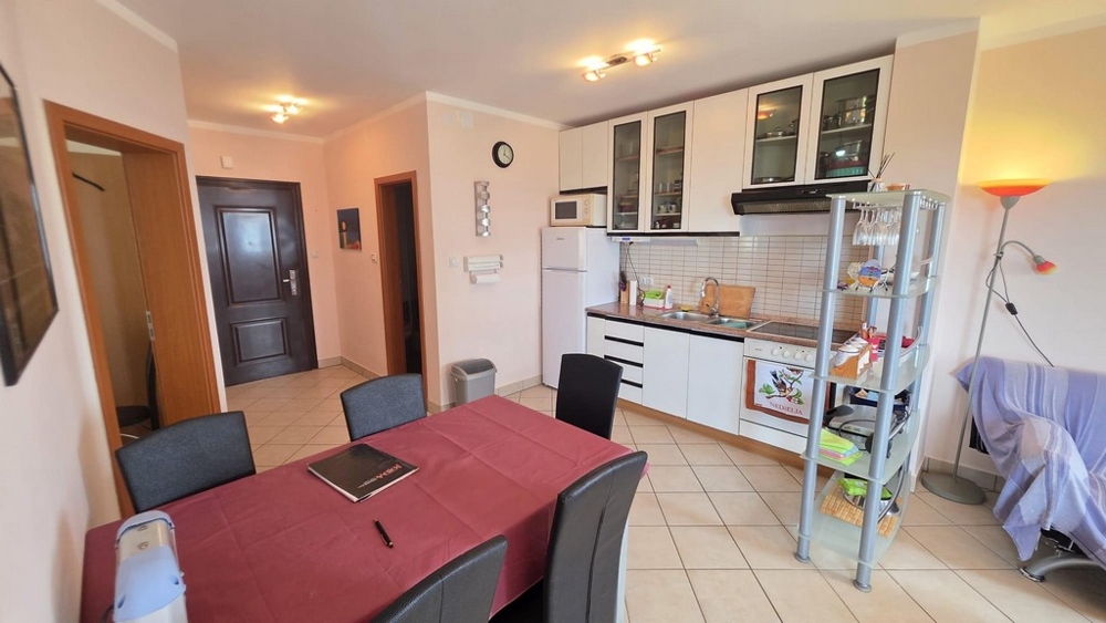 Soggiorno con cucina e tavolo