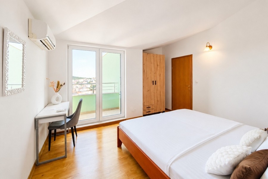 Camera da letto con accesso al balcone e vista mare