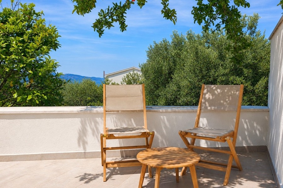 Terrazza con sdraio e vista mare