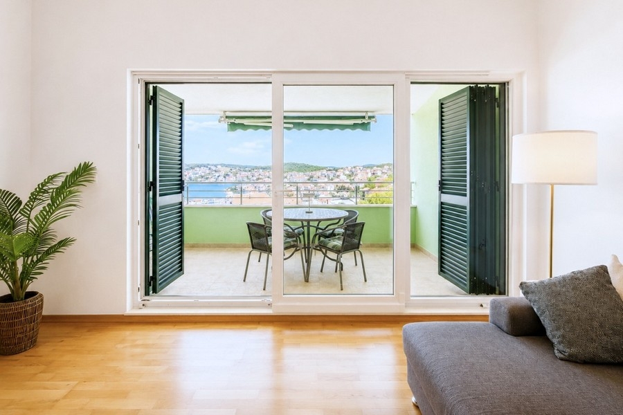 Balcone con sedute e vista mare