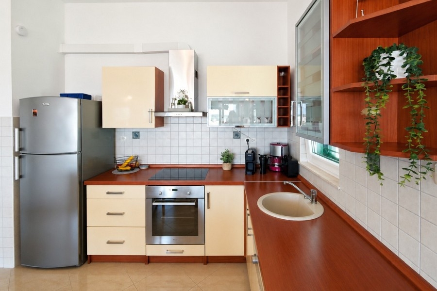 Cucina con forno e frigorifero