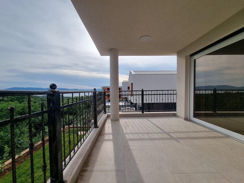 Balcone con vista mare dell'appartamento di nuova costruzione a Njivice, Croazia