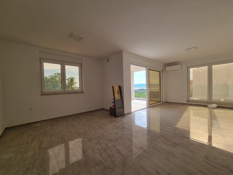 Zona giorno luminosa dell'appartamento di nuova costruzione a Njivice sull'isola di Krk