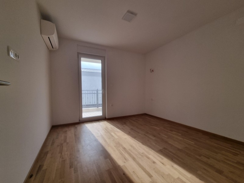Camera da letto dell'appartamento di nuova costruzione a Njivice sull'isola di Krk