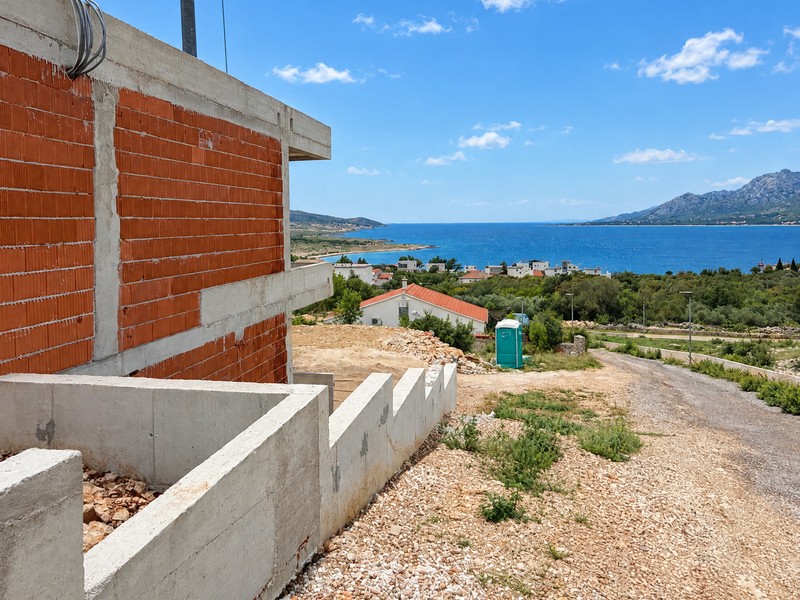 Cantiere con vista su baia, località costiera e montagne