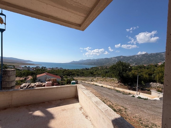 Vista sul mare dal terreno dei nuovi appartamenti a Rovanjska
