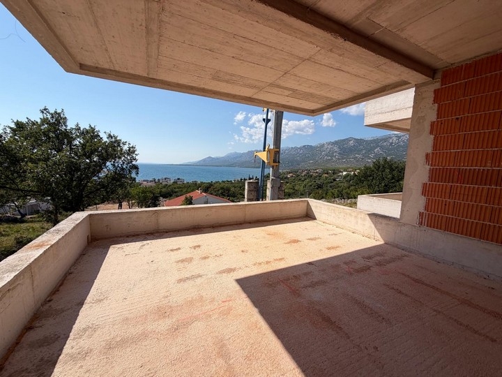 Terrazza con vista sul mare nel grezzo