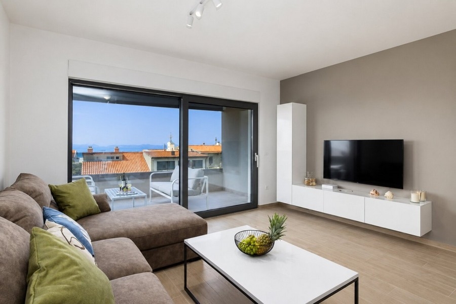 Zona giorno con accesso alla terrazza e vista sul mare